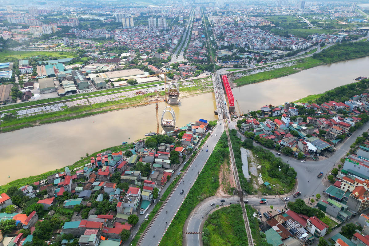 Dự án xây dựng cầu Đuống mới là công trình giao thông trọng điểm, với tổng mức đầu tư gần 1.850 tỷ đồng. Theo ghi nhận của PV Báo Đại đoàn kết sau hơn 2 năm khởi công, những vòm thép cong vút của cầu Đuống mới dần lộ diện, tạo dáng như "dải lụa”, hứa hẹn trở thành biểu tượng kiến trúc ở cửa ngõ Đông Bắc Hà Nội.