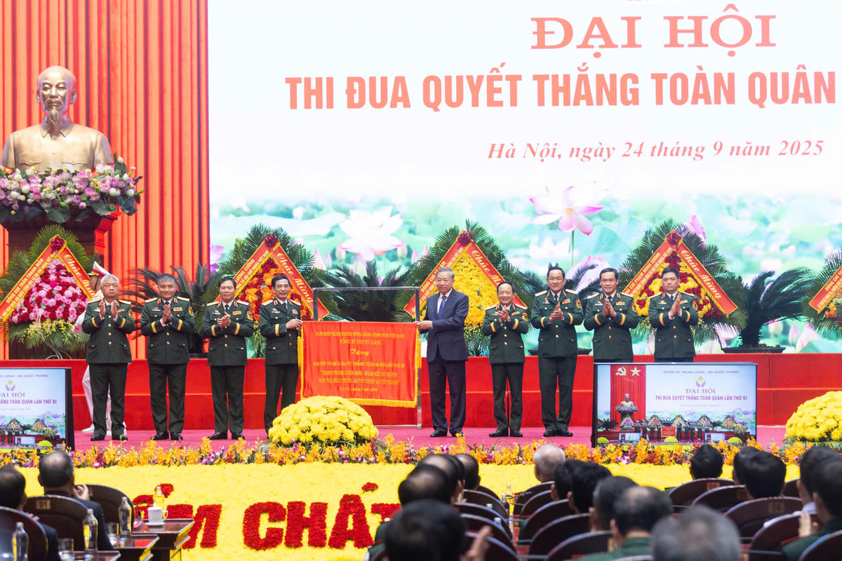 Tổng Bí thư Tô Lâm tặng
Đại hội bức trướng với 16 chữ vàng: "TRUNG THÀNH KIÊN ĐỊNH - ĐOÀN KẾT KỶ CƯƠNG - ĐỘT PHÁ PHÁT TRIỂN - QUYẾT CHIẾN QUYẾT THẮNG". Ảnh: Quang Vinh.