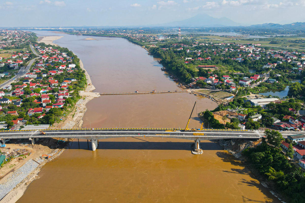 Cầu Phong Châu mới nối hai xã Phùng Nguyên và Vạn Xuân (Phú Thọ), dài hơn 653 m, rộng 20,5 m với quy mô 4 làn xe cơ giới, kết cấu dầm bê tông cốt thép dự ứng lực.