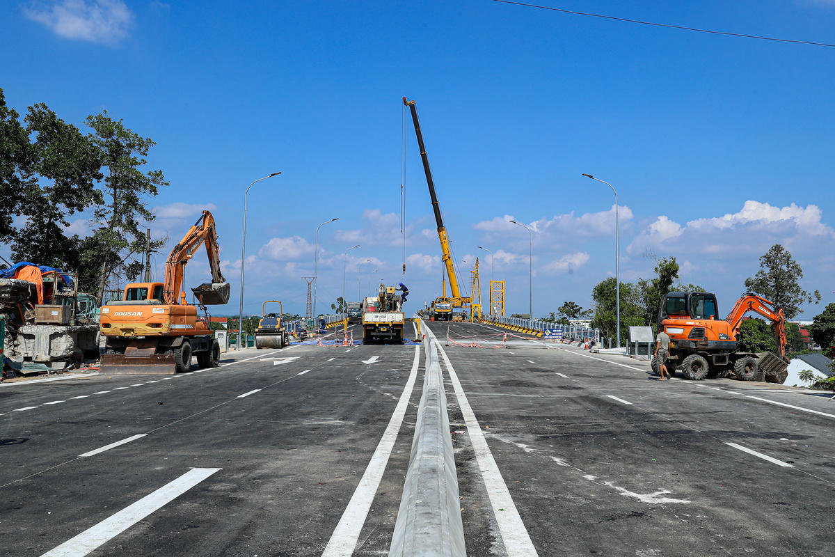 "Đơn vị thi công đang khẩn trương hoàn tất trước ngày 25/9, sau đó dành vài ngày cuối để dọn dẹp công trường. Tại phía Lâm Thao, công tác khánh tiết, dựng rạp cũng đang được chuẩn bị để tổ chức lễ khánh thành vào sáng 28/9”.