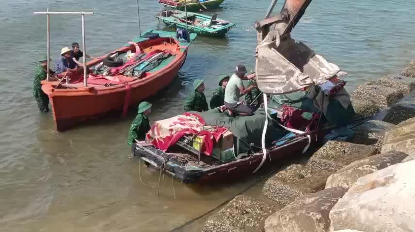 Lực lượng BĐBP Bạch Long Vĩ cùng với địa phương hỗ trợ ngư dân đưa lên bờ được 43 phương tiện; vận động 22 phương tiện, tương ứng với 184 lao động về đất liền tránh trú bão. Ảnh: PT.