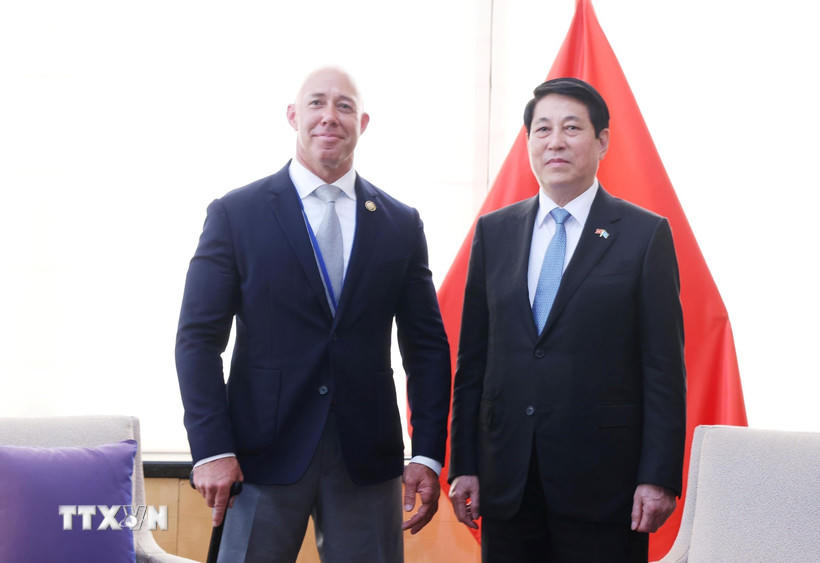 Chủ tịch nước Lương Cường tiếp Hạ Nghị sỹ Brian Mast, Chủ tịch Uỷ ban Đối ngoại Hạ viện Hoa Kỳ. (Ảnh: Lâm Khánh/TTXVN).