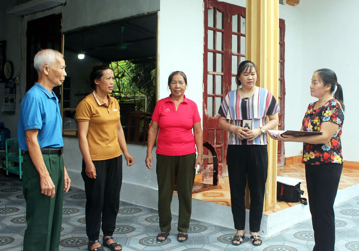 Thành viên Ban Công tác Mặt trận tuyên truyền, vận động người dân xã Thanh Nưa (tỉnh Điện Biên) thực hiện tốt quy chế dân chủ ở cơ sở. Ảnh: Minh Thảo