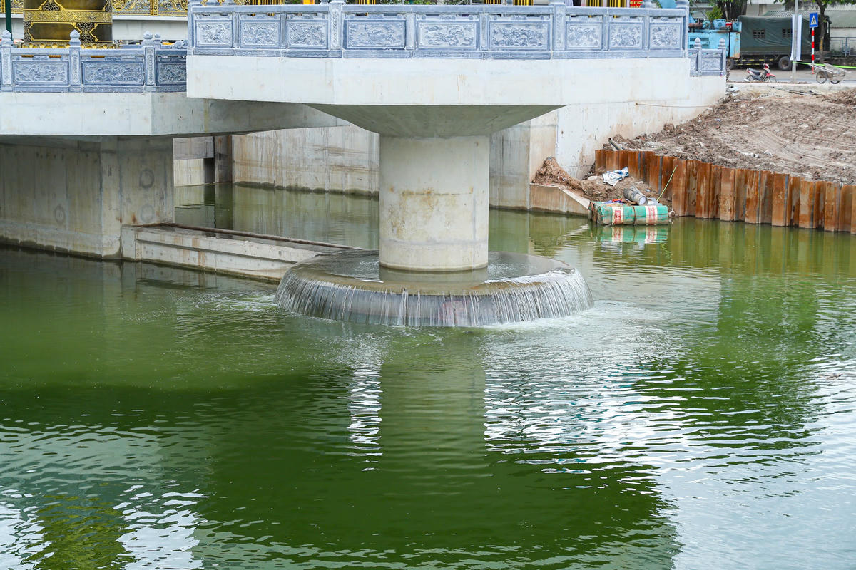 Đập dâng cao su có nhiều ưu điểm so với đập truyền thống như chi phí thấp, thi công nhanh, chịu được lún không đều và có thể xả lũ tốt.