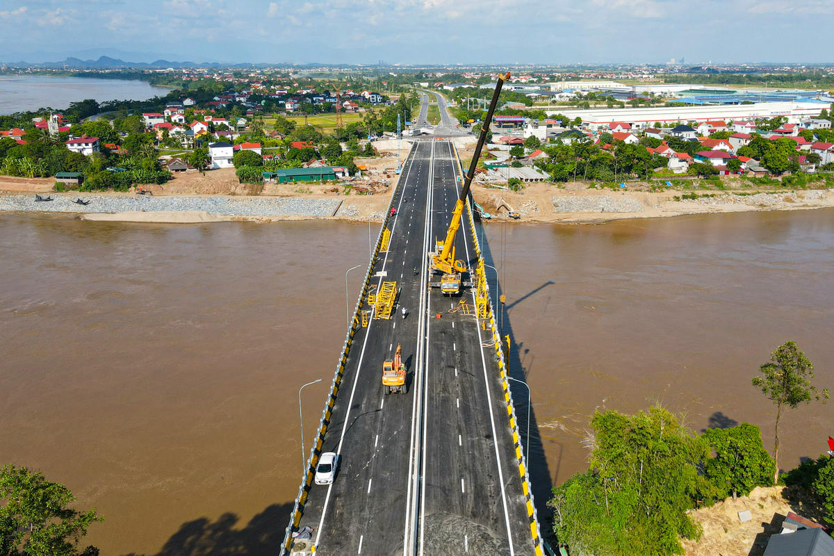 Theo ghi nhận của PV Báo Đại đoàn kết, sau 10 tháng thi công 'thần tốc', các hạng mục chính của cầu đã cơ bản hoàn thành. Hiện đơn vị thi công đang tiến hành kẻ vạch, lắp khe co giãn và hệ thống thoát nước... Dự kiến, cầu Phong Châu mới sẽ khánh thành vào ngày 28/9, nối lại tuyến Quốc lộ 32C sau một năm gián đoạn vì sự cố sập cầu cũ.