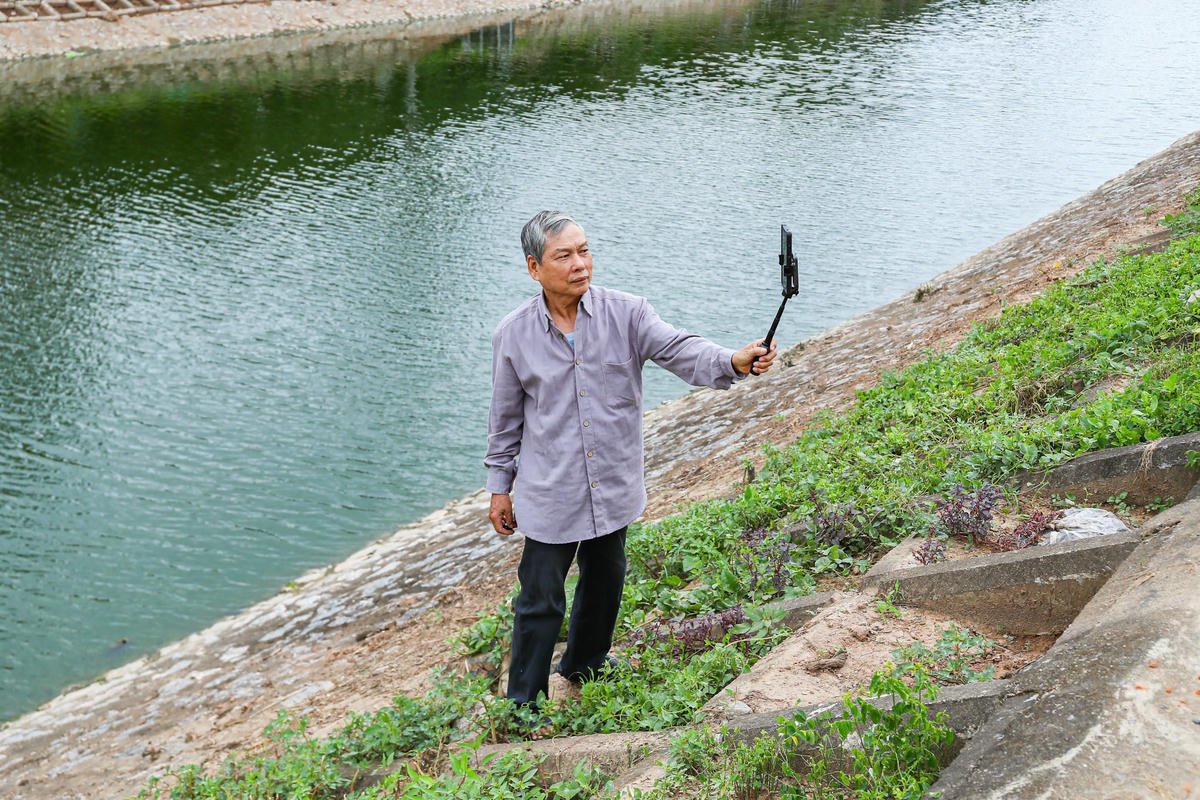 Thậm chí, người dân chụp ảnh cùng để lưu lại dòng nước trong xanh ở sông Tô Lịch.