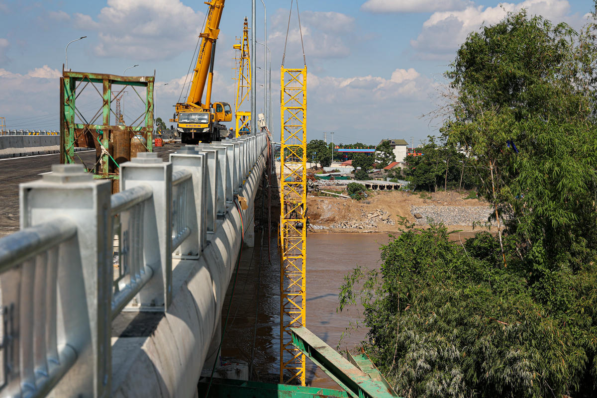 Thượng tá Trần Đăng Tuấn cho hay, công trình được triển khai liên tục 3 ca 4 kíp với mục tiêu rút ngắn tối đa thời gian để sớm phục vụ nhu cầu đi lại của người dân. Kết quả, chỉ sau khoảng 9 tháng, dự án đã hoàn thành, sớm hơn 3 tháng so với thời hạn 12 tháng trong hợp đồng.