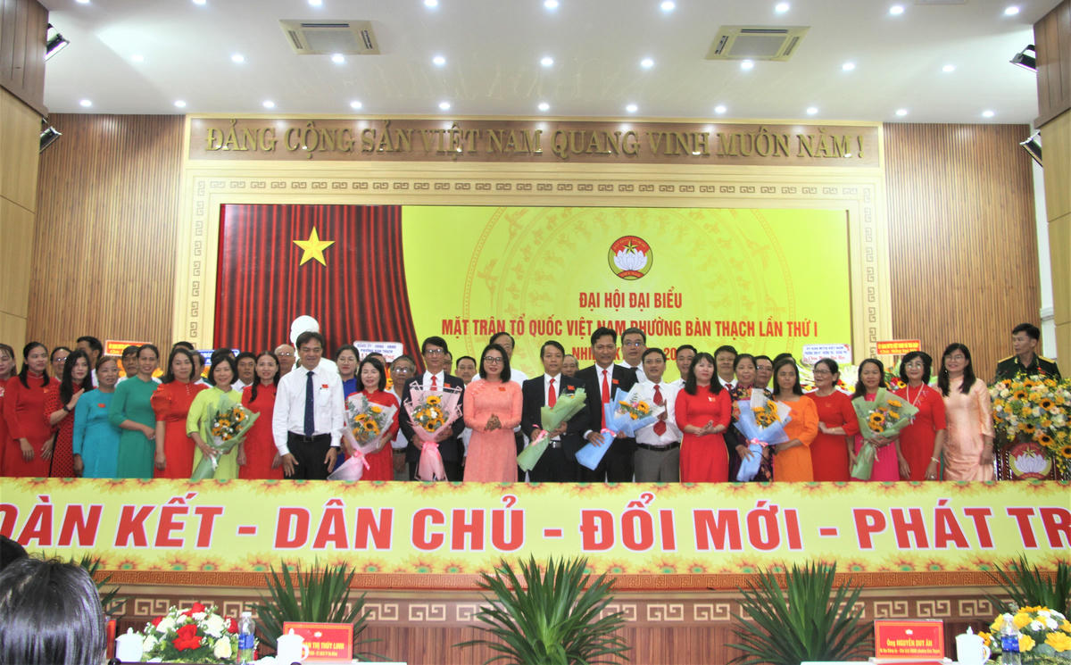   Bà Phan Thị Thúy Linh tặng hoa chúc mừng các Ủy viên Ủy ban Mặt trận Tổ quốc Việt Nam phường Bàn Thạch lần thứ I, nhiệm kỳ 2025-2030. Ảnh: Chí Đại.  