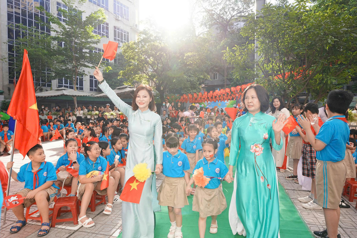 Giáo viên dạy thêm giờ được trả lương không quá 200 tiết/năm học