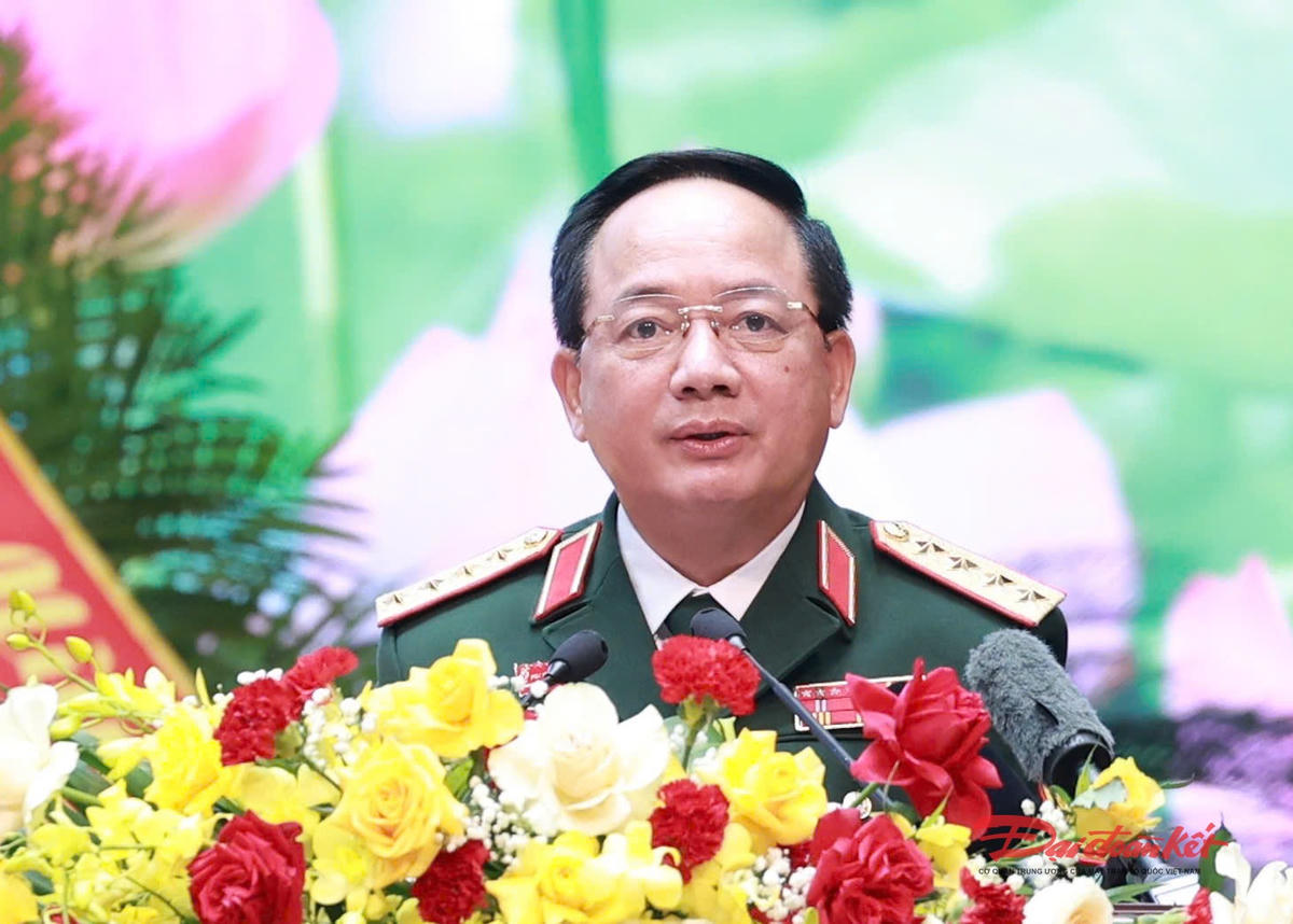 Đại tướng Trịnh Văn Quyết báo cáo kết quả phong trào Thi đua Quyết thắng. Ảnh: Quang Vinh.