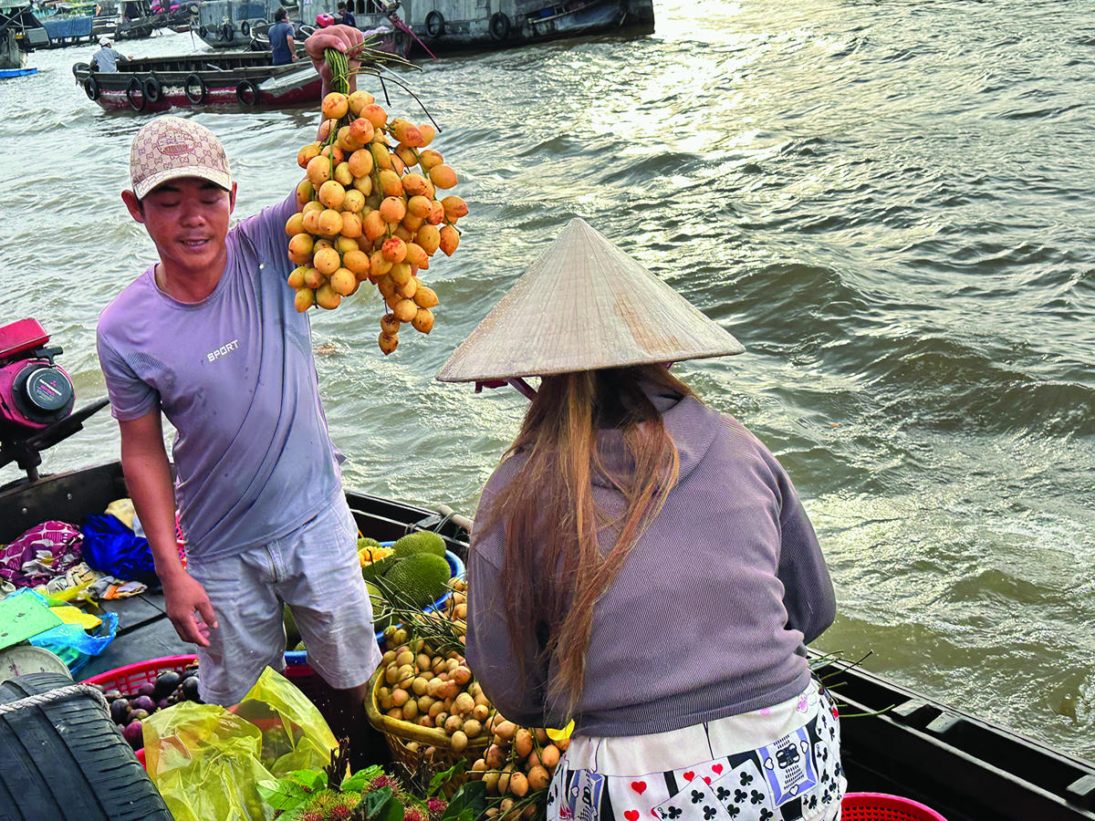Mua bán trên chợ nổi