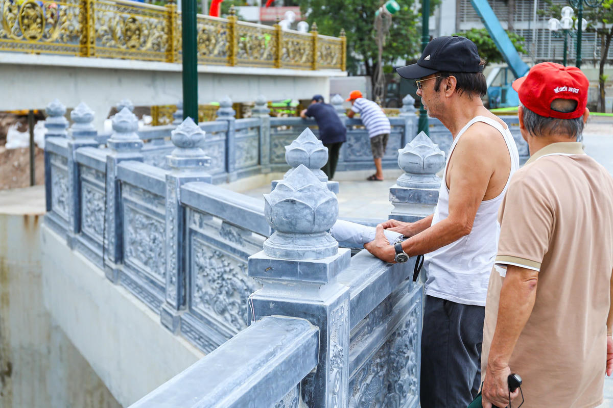 Nhiều người dân sinh sống cạnh đập dâng vui mừng quan sát nước sông Tô Lịch ngày càng trong xanh.