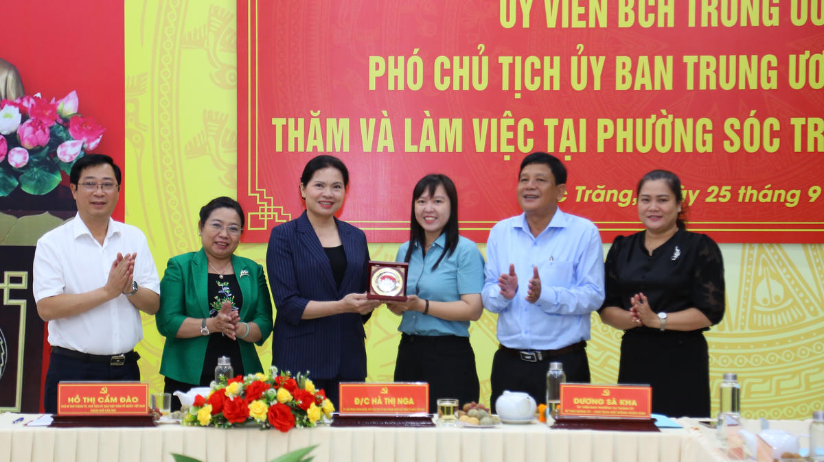 Phó Chủ tịch Hà Thị Nga trao quà tặng Ủy ban MTTQ Việt Nam phường Sóc Trăng. (ảnh: Thanh Tiến)