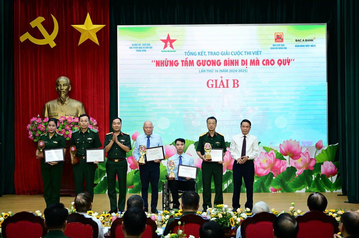 Ban tổ chức trao giải cho các tác giả, nhóm tác giả đoạt giải B. Ảnh: Việt Trung