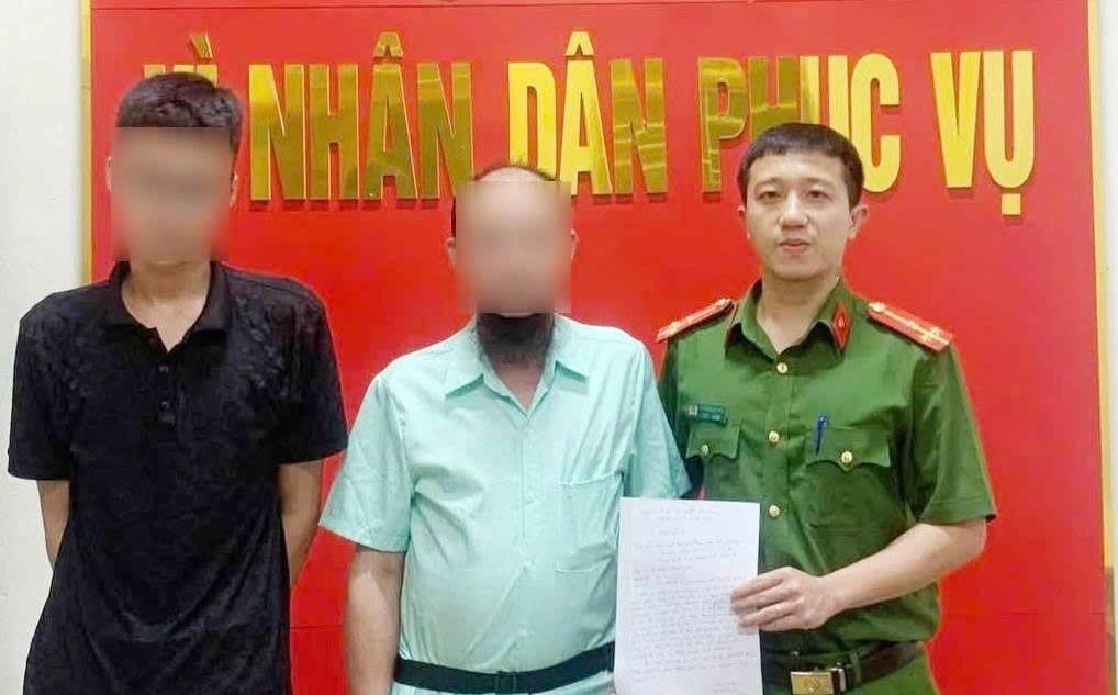 Công an xã Hưng Nguyên bàn giao cháu K. về lại với gia đình. Ảnh: Công an tỉnh Nghệ An.