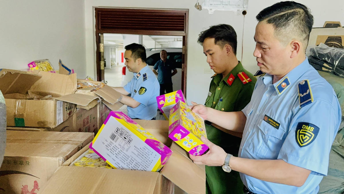 Lực lượng chức năng đang kiểm tra lô hàng. Ảnh: Công an tỉnh Lào Cai.