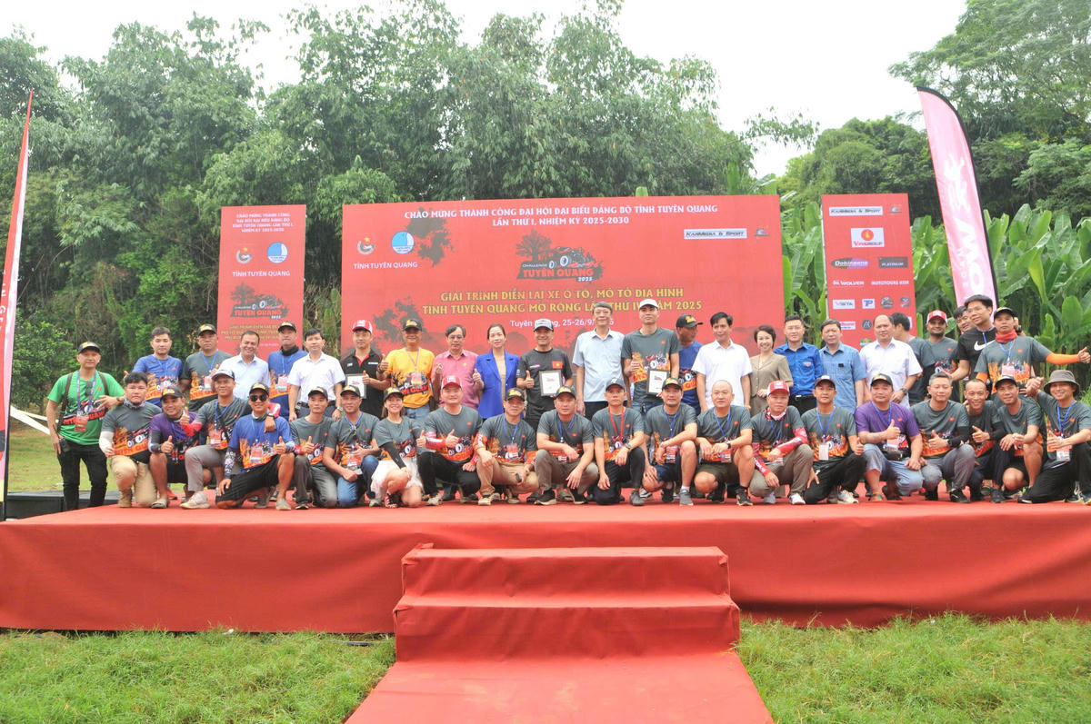 Ban Tổ chức chụp ảnh cùng vận động viên.