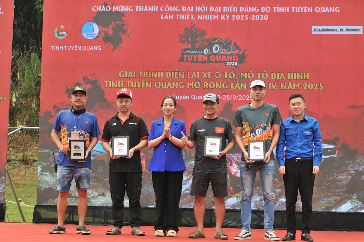 Lãnh đạo Tỉnh đoàn Tuyên Quang trao giấy chứng nhận cho các đơn vị đồng hành với Giải.