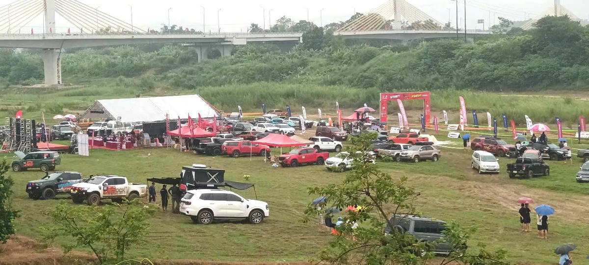 Quang cảnh khu vực diễn ra Giải trình diễn xe địa hình gần cầu Tình Húc, Tuyên Quang.