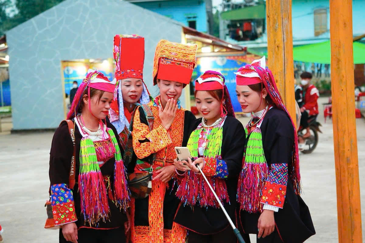 Người dân vùng cao Tiên Yên hào hứng với ứng dụng chuyển đổi số trên điện thoại thông minh với mục đích giải trí, nâng cao đời sống tinh thần.