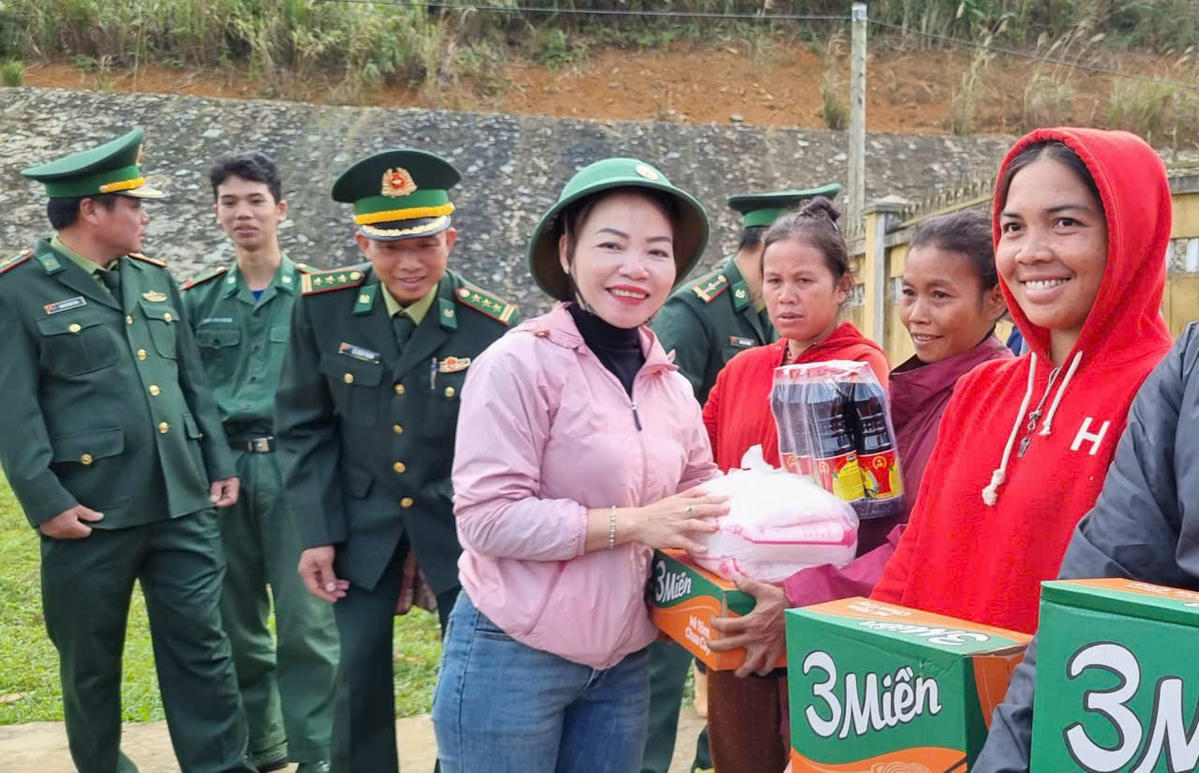 Bà Lê Thị Mai Loan - Chủ tịch Ủy ban MTTQ Việt Nam xã A Lưới
3 trao tặng những phần quà cho người dân.