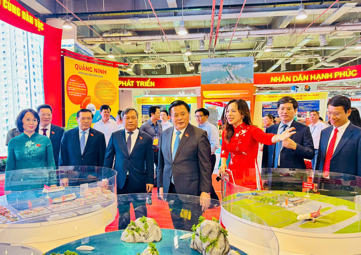 Các đại biểu đi tham quan các không gian trưng bày tại Triển lãm. Ảnh: Thanh Tùng.