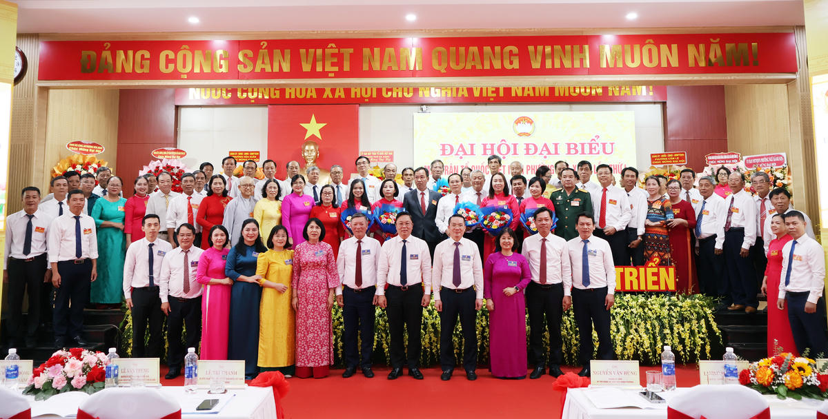 Các đại biểu chụp hình lưu niệm tại đại hội. Ảnh: Cẩm Vân.