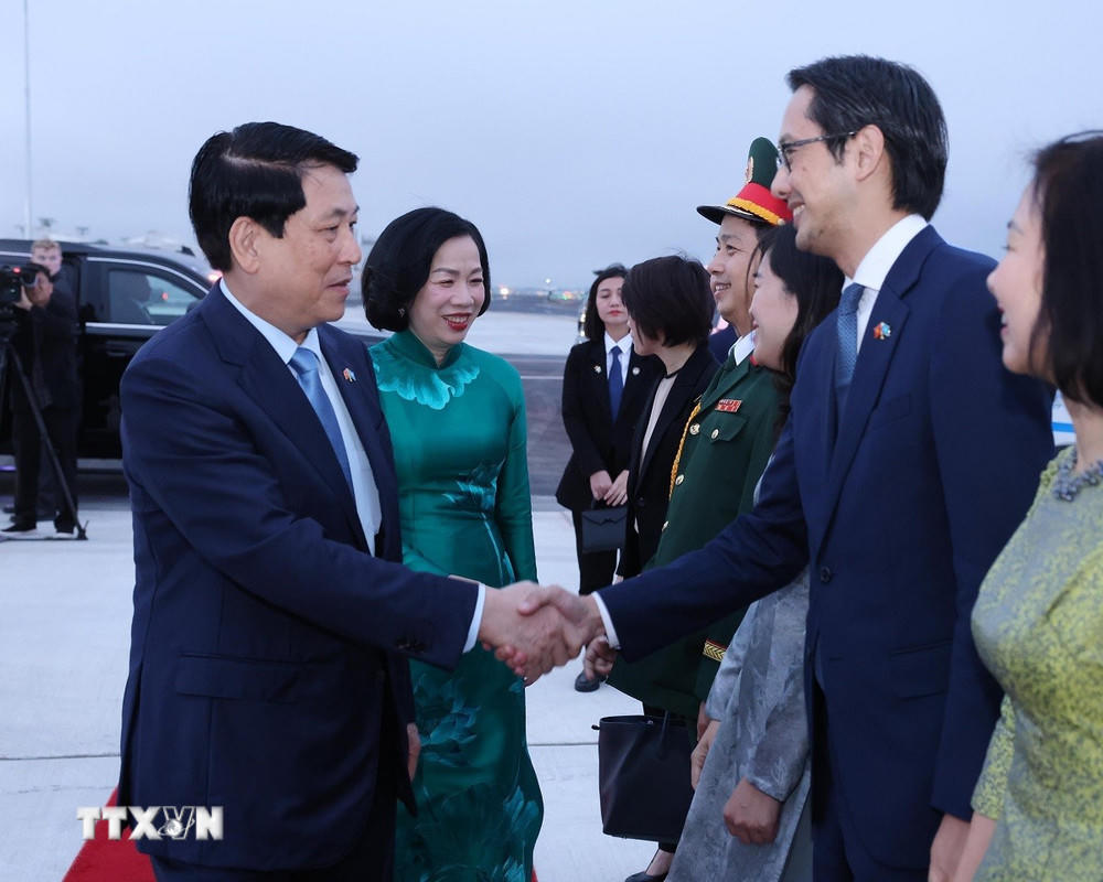 Đại sứ, Trưởng Phái đoàn Thường trực Việt Nam tại Liên hợp quốc Đỗ Hùng Việt tiễn Chủ tịch nước Lương Cường và Phu nhân tại sân bay John F. Kennedy, thành phố New York. (Ảnh: Lâm Khánh/TTXVN)