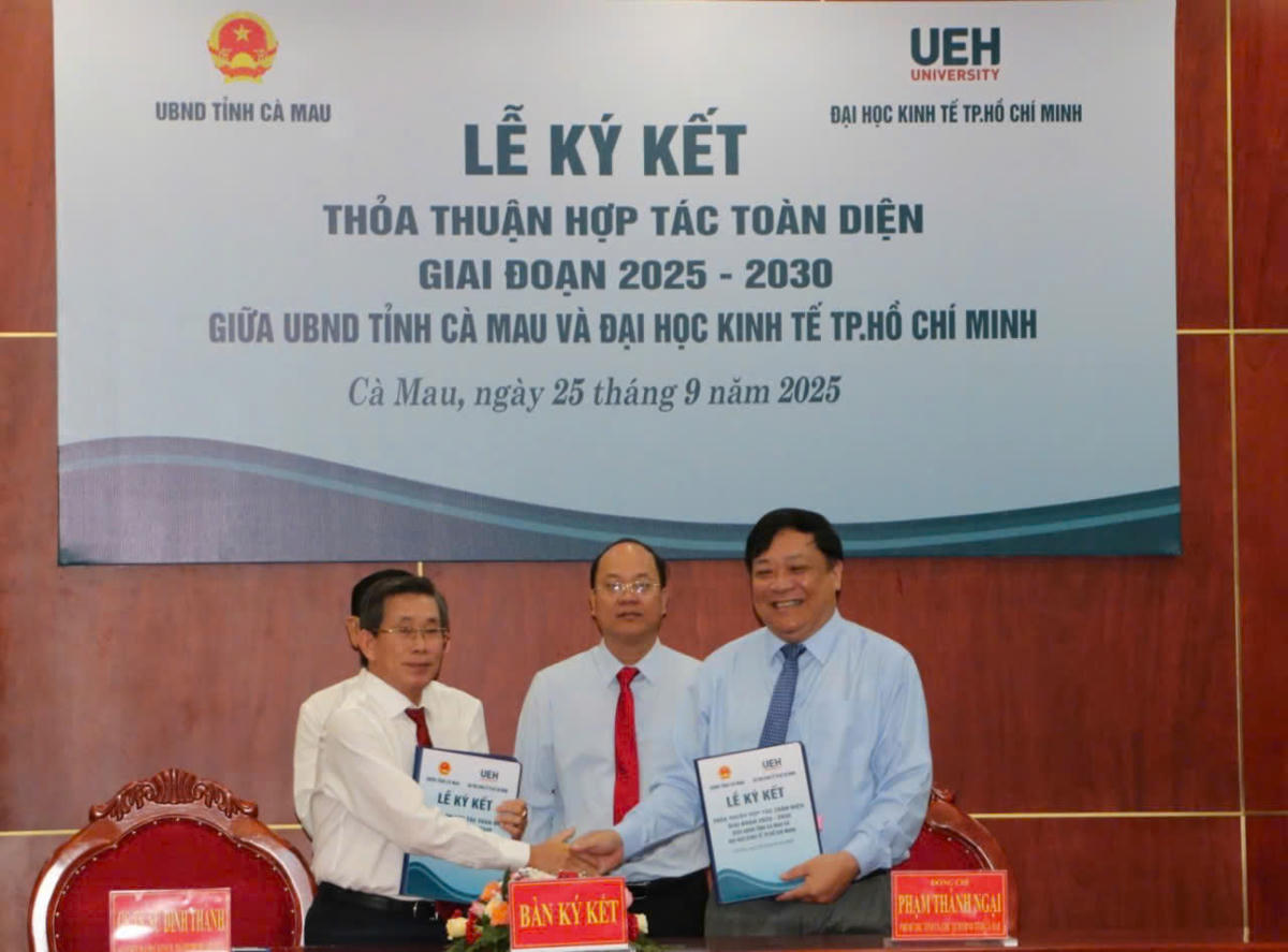 Chủ tịch UBND tỉnh Cà Mau Phạm Thành Ngại và GT.TS. Sử Đình Thành, Giám đốc Đại học Kinh tế TP HCM ký kết thỏa thuận hợp tác toàn diện giai đoàn 2025 - 2030. Ảnh: Nguyên Du