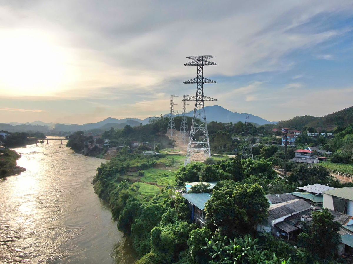 Đường dây 500Kv Lào Cai - Vĩnh Yên đoạn qua xã Thác Bà. Ảnh: Văn Đức.