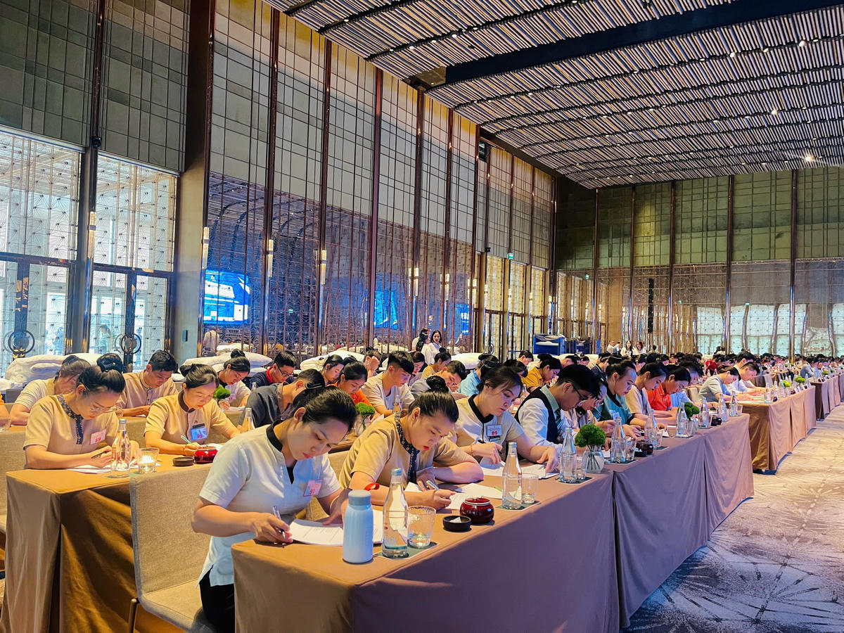 Kiểm tra phần thi lý thuyết. Ảnh: Nguyễn Tú.