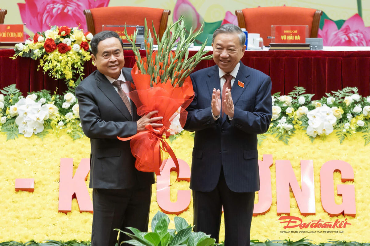 Tổng Bí thư Tô Lâm tặng hoa chúc mừng thành công của Đại hội tới Chủ tịch Quốc hội Trần Thanh Mẫn. Ảnh Quang Vinh.