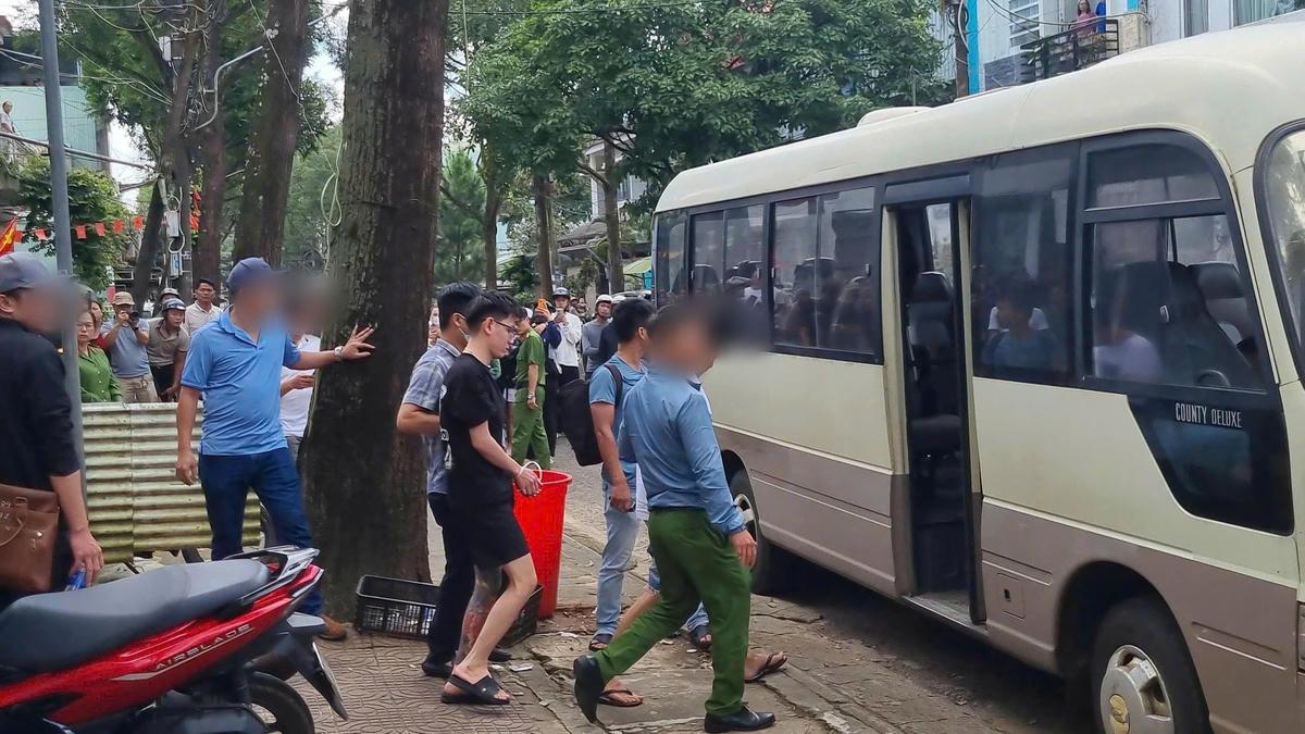 Lực lượng Công an đưa các nam nữ bay lắc ở nhiều điểm tại phường Diên Hồng
về trụ sở cơ Công an. Ảnh: CV.