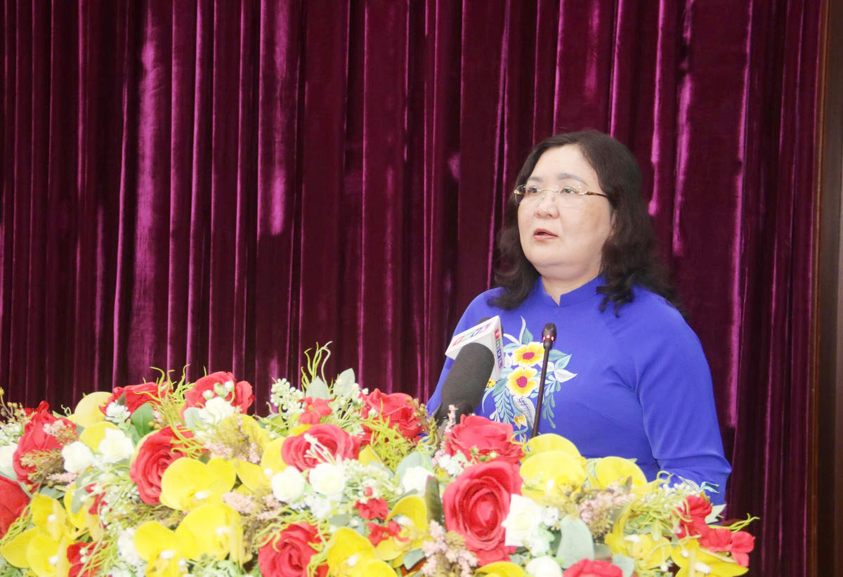 Phó Bí thư Thường trực Tỉnh ủy Hồ Thị Hoàng Yến phát biểu tại buổi họp báo. Ảnh Trung Kiên. 