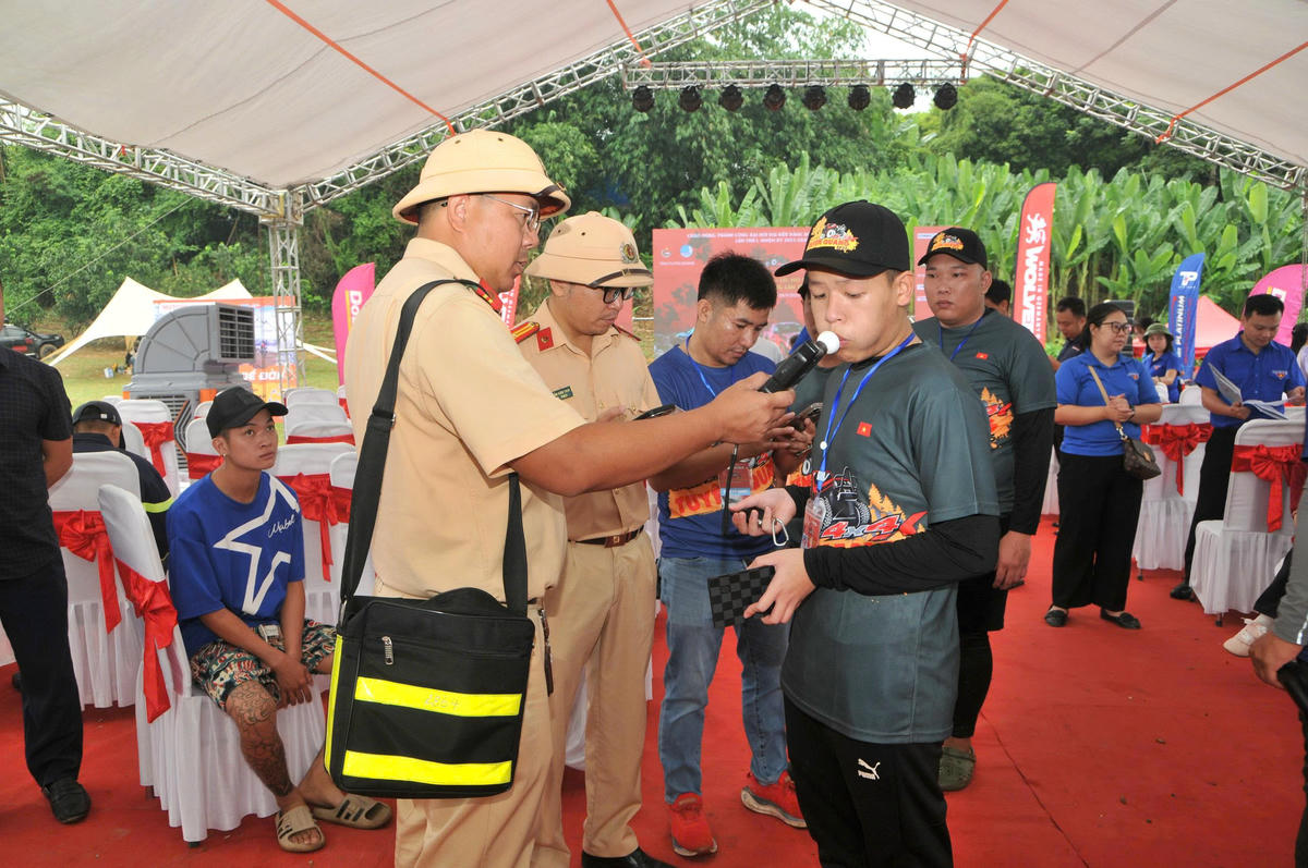 Trước khi lên xe tranh tài, các vận động viên được kiểm tra nồng độ cồn.