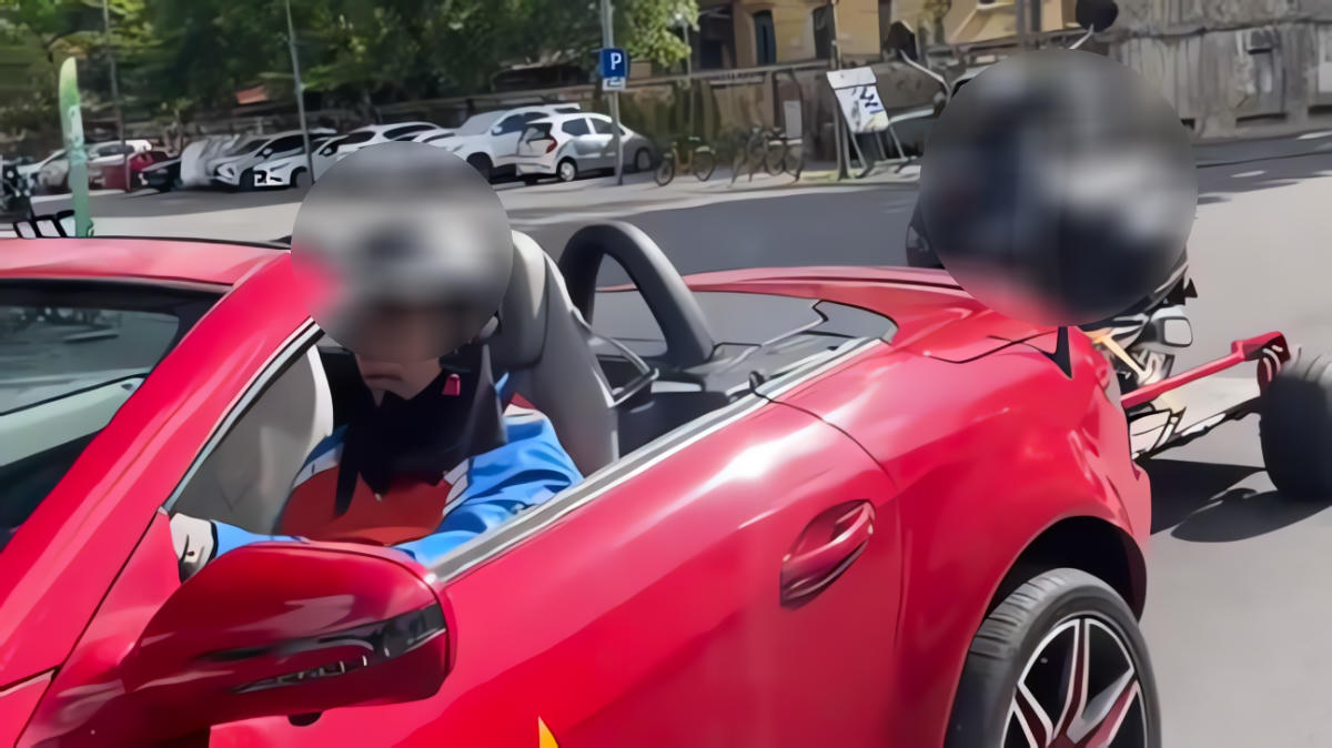 Cảnh “lái xe mui trần kéo xe máy điện” (cắt từ video).