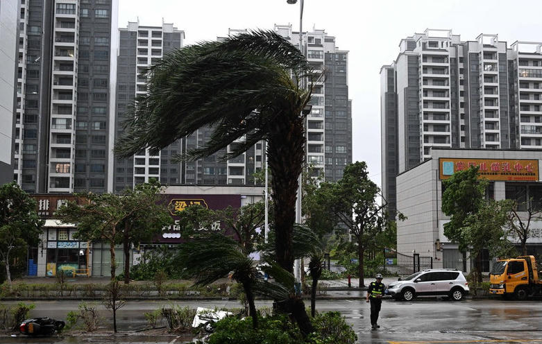   Gió lớn khi bão Ragasa đổ bộ, tại thành phố Dương Giang, tỉnh Quảng Đông, Trung Quốc, ngày 24/9/2025. (Ảnh: THX/TTXVN).  