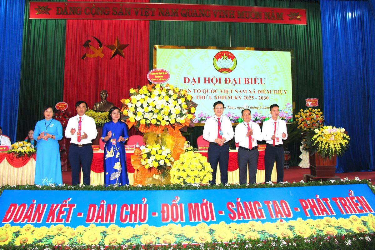 Ông Đinh Quang Tuyên - Phó Bí thư Tỉnh ủy, Chủ tịch Ủy ban MTTQ tỉnh Thái Nguyên tặng hoa chúc mừng Đại hội MTTQ xã Điềm Thuy. Ảnh: Toán Nguyễn.