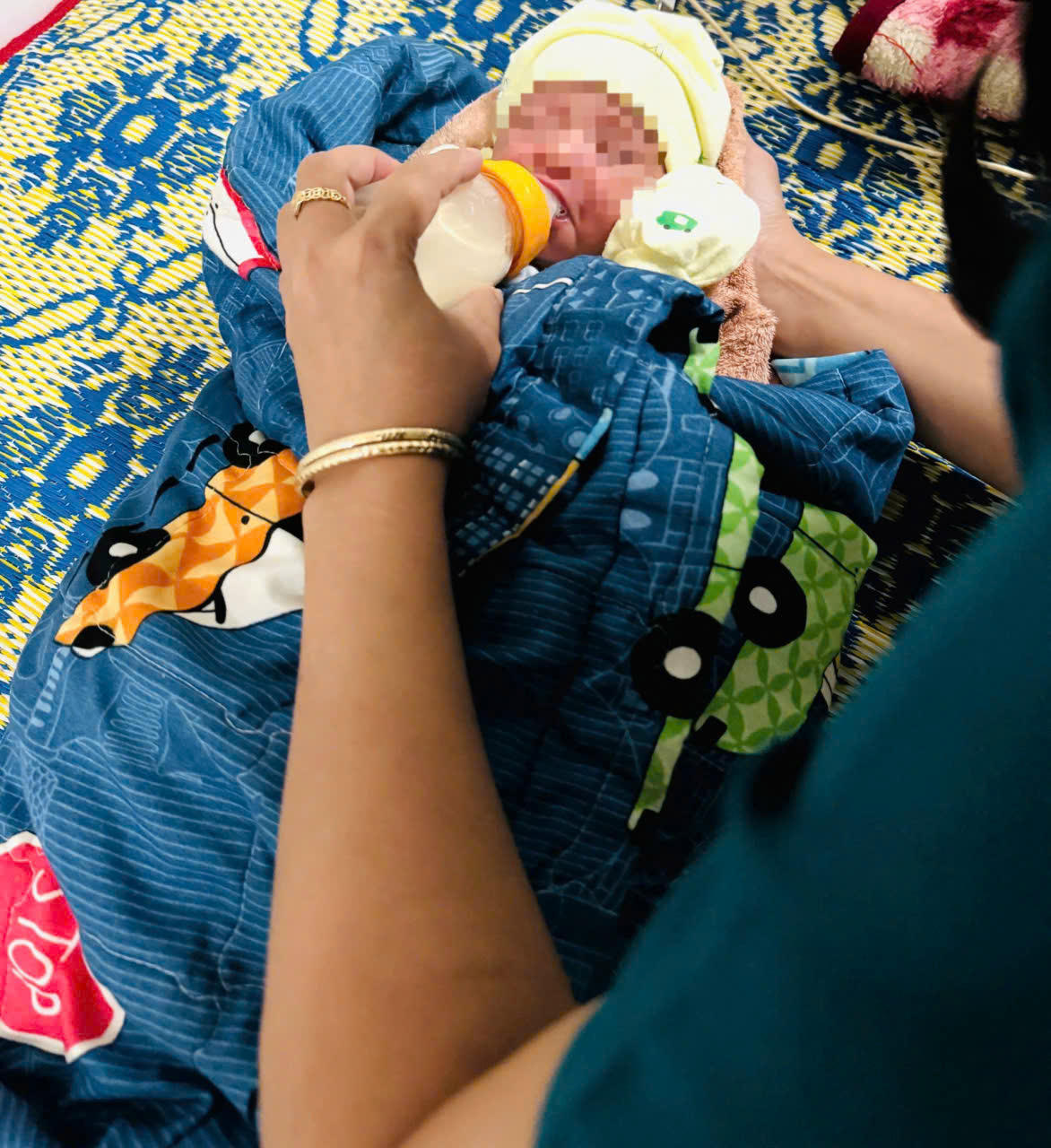 Cháu bé đang được chăm sóc tại Bệnh viện Đa khoa khu vực Vĩnh Linh. Ảnh: UBND xã Cửa Tùng cung cấp.