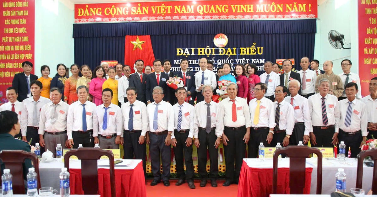   Ông Nguyễn Mạnh Hùng tặng hoa chúc mừng ủy viên ủy ban Mặt trận phường Điện Bàn Bắc lần thứ I. Ảnh: Nguyễn Tín.  