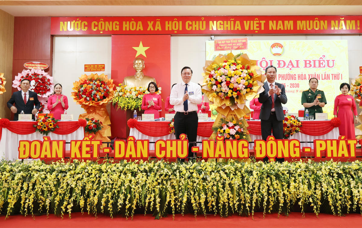 Ông Lê Trí Thanh, Chủ tịch Ủy ban Mặt trận Tổ quốc Việt Nam thành phố tặng hoa chúc mừng đại hôi. Ảnh: Cẩm Vân.