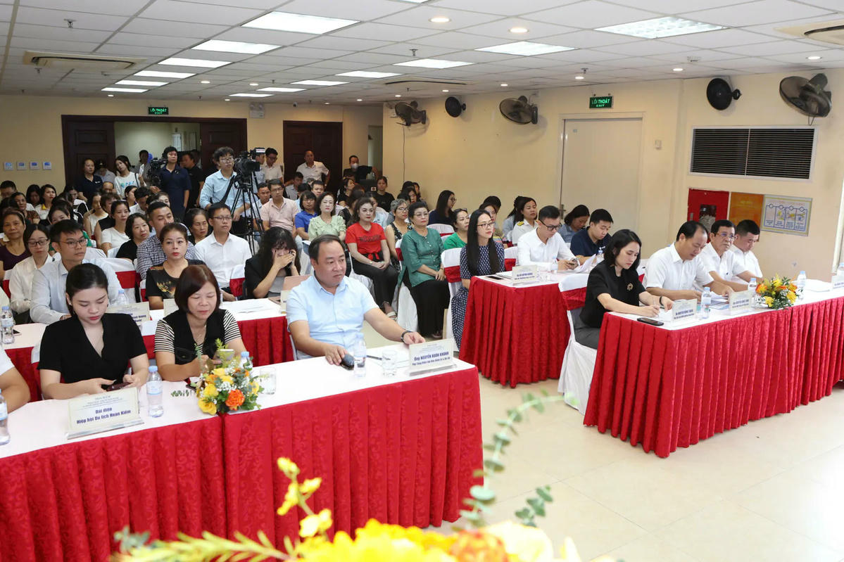 Nhiều tiểu thương chợ Đồng Xuân đến toạ đàm trao đổi ý kiến. Ảnhh: KTĐT.