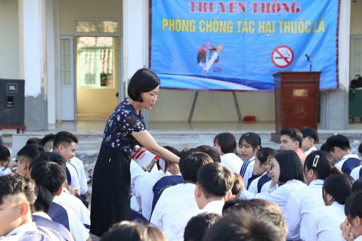    Tuyên truyền về phòng, chống tác hại của thuốc lá trong học đường. Ảnh: Hồng Hạnh.  