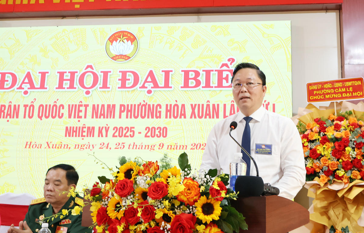 Ông Lê Trí Thanh đề nghị trong nhiệm kỳ mới, Mặt trận Tổ quốc phường triển khai đồng bộ, quyết liệt hiệu quả các nhóm giải pháp phù hợp điều kiện cụ thể của phường Hòa Xuân. Ảnh: Cẩm Vân.   