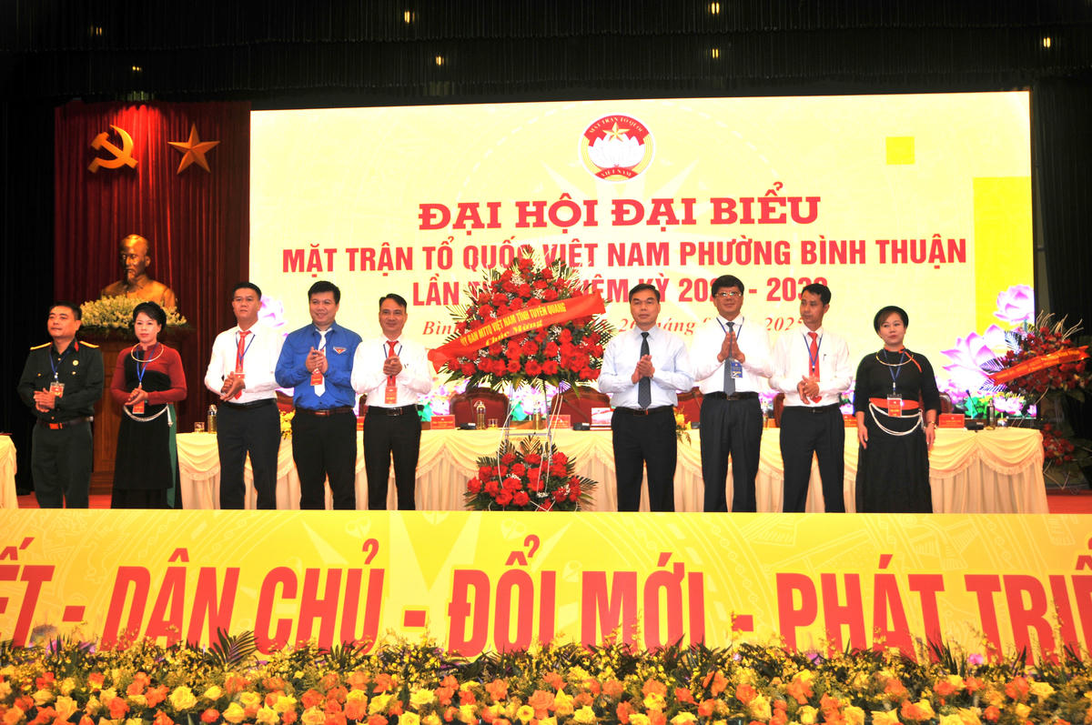 Ban Thường trực Ủy ban MTTQ Việt Nam tỉnh Tuyên Quang tặng hoa chúc mừng Đại hội.