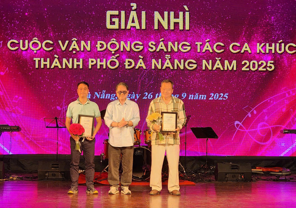 Các tác giả nhận giải nhì. Ảnh: Nguyễn Tú.