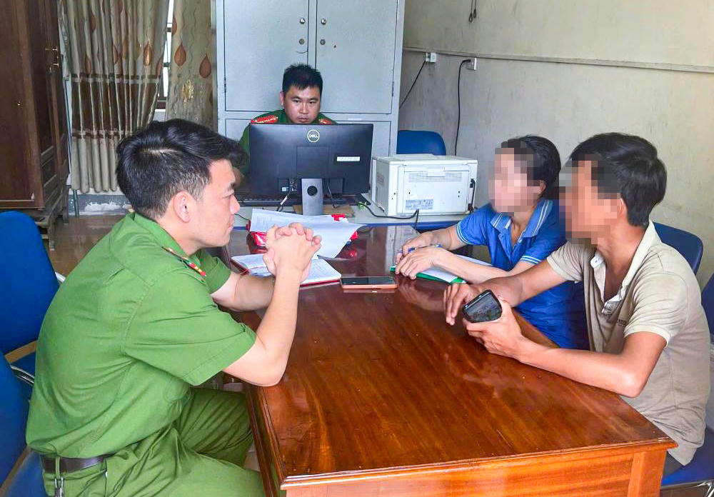 Công an xã Thượng Đức (tỉnh Hà Tĩnh) tư vấn cho người dân, ngăn chặn thành công hành vi lừa đảo trên không gian mạng. Ảnh: CAHT.