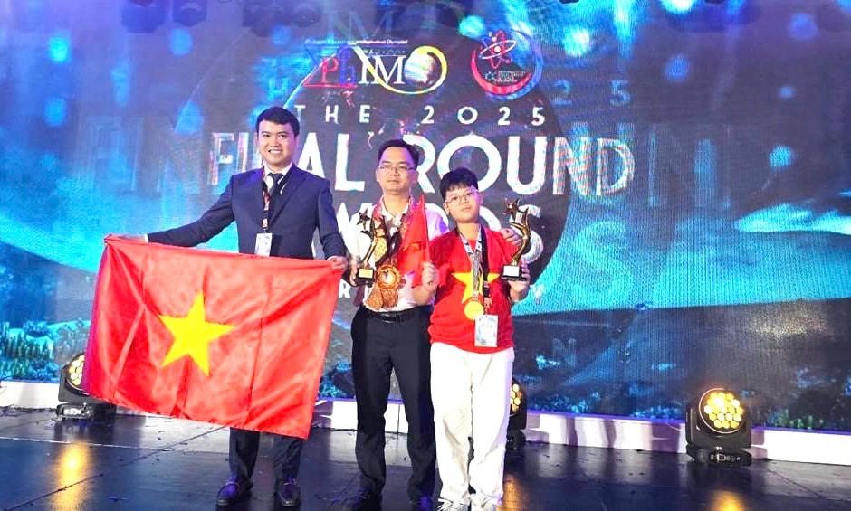 Em Hoàng Khôi William giành huy chương Vàng và danh hiệu First Runner up (Á quân) cùng thầy Cai Việt Long, thầy Nguyễn Đăng Dũng tại lễ trao giải. Ảnh: BTC