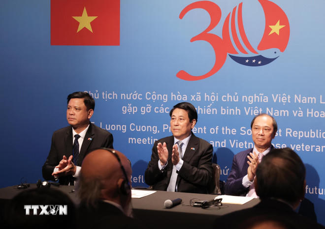  Chủ tịch nước Lương Cường gặp gỡ các cựu chiến binh Việt Nam và Hoa Kỳ. (Ảnh: Lâm Khánh/TTXVN).