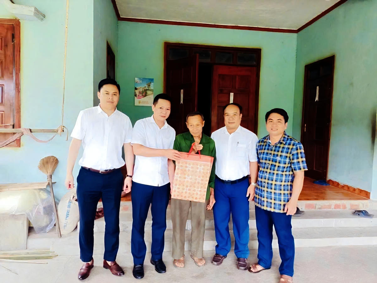 Lãnh đạo MTTQ Việt Nam xã Kỳ Thượng thăm, tặng quà gia đình chính sách trên địa bàn.